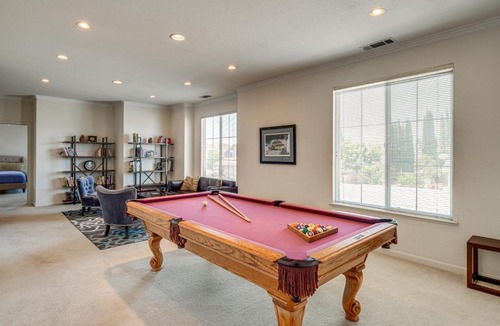 Manteca House | Pool Table & Home Gym! Manteca Group Getaway