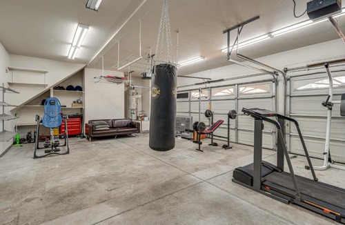 Manteca House | Pool Table & Home Gym! Manteca Group Getaway