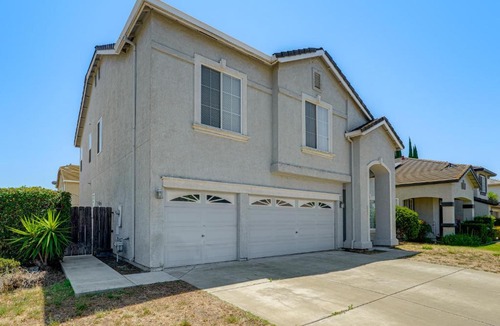 Manteca House | Pool Table & Home Gym! Manteca Group Getaway