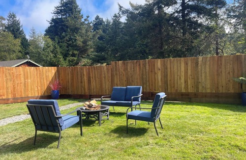 Freshwater House | Pool Table, Hot Tub! 5 bedroom, 3 bath, 5 min to Cal Poly or Old Town.