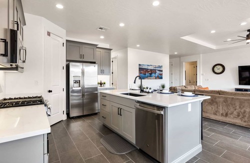 Washington House | Pool View on the Bend: Sleeps 20, Dog-Friendly, Hot Tubs