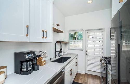 Coronado House | Poppy Suite I Steps to Dining, Shops + Ferry
