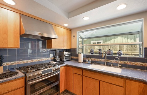 Lodi House | Port Place | Hot Tub, Close to Lodi Wine & Food! 3 Bedrooms, 2 Bathrooms, +Office
