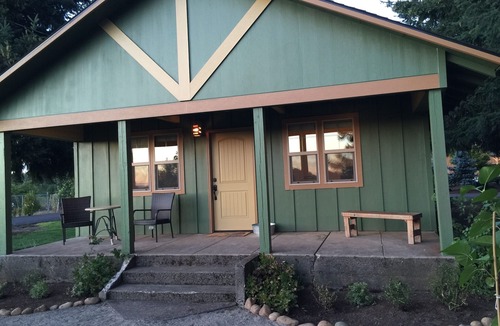 Canby Cottage | Portland Oasis! Close in country renovated cottage with Exc WIFI