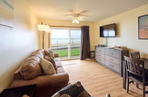 Lincoln City House | Premier Ground Floor Beachfront Condo - Sleeps 4 - Saltwater Pool