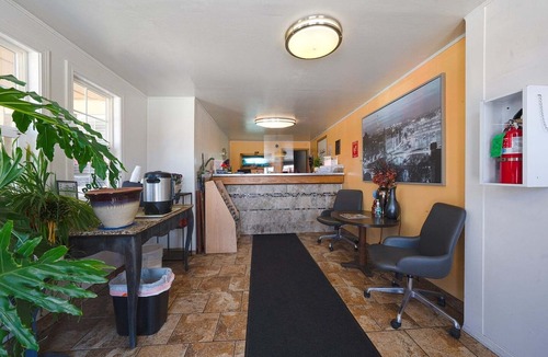 Gladstone Apartment | Premium 2 Queen Bed with Kitchenette