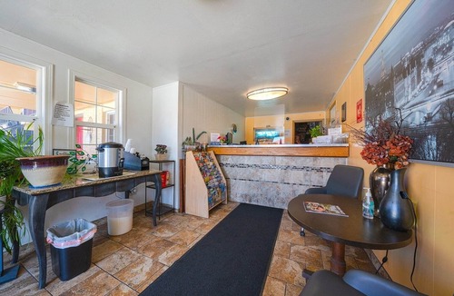 Gladstone Apartment | Premium 2 Queen Bed with Kitchenette