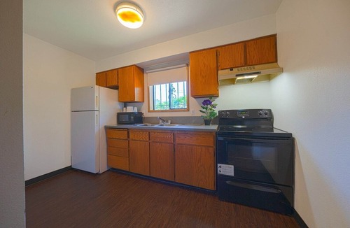 Gladstone Apartment | Premium 2 Queen Bed with Kitchenette