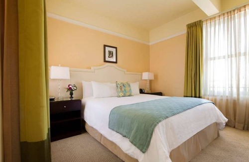 Goose Hollow Hotel | Premium King Room | Downtown | Pet-Friendly