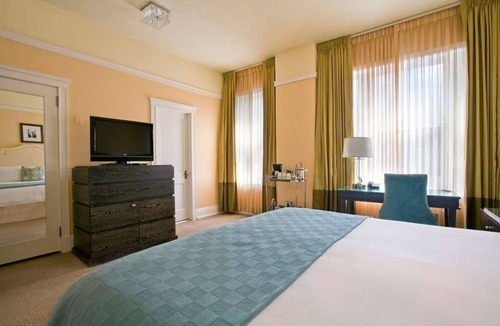 Goose Hollow Hotel | Premium King Room | Downtown | Pet-Friendly