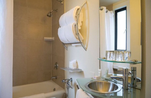 Old Town Chinatown Hotel | Premium King | Rose City Hub + Pulitzer Tribute