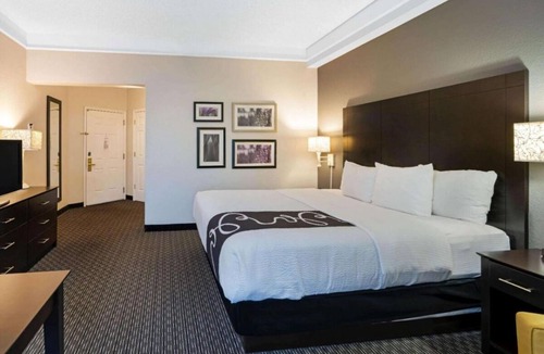 Superstition Springs House | Prime Location! 4 Convenient Units, Pool, Free Parking, Free Breakfast
