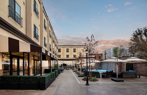 Winters Apartment | Prime Location on the National Park! Loungers, Onsite Art Gallery, Gym, Spa