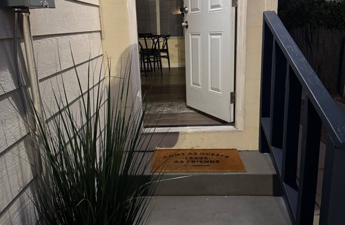 Mid Central House | Prime Location Safe 1-bedroom & Office house in charming Pasadena & Pet Friendly