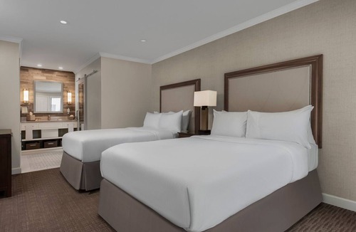 Napa Hotel | Prime Location! Situated Near Black Stallion Winery, Pool, FREE Parking!