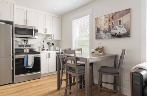Hough House | Prime Vancouver Gem Modern 2- bedroom Retreat