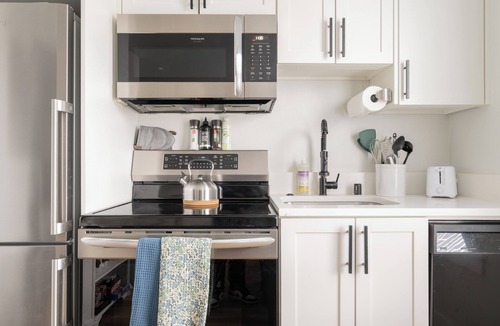 Hough House | Prime Vancouver Gem Modern 2- bedroom Retreat