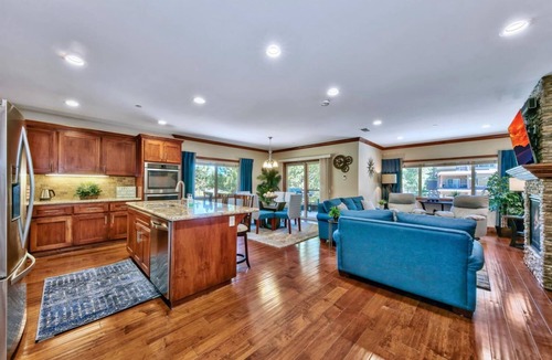 South Lake Tahoe House | Prime Walk-to-Heavenly Townhome w/A/C | TW702