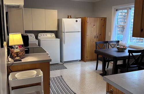 Toledo Cottage | Primrose Cottage - Bright, Cozy, Affordable Retreat Near Newport