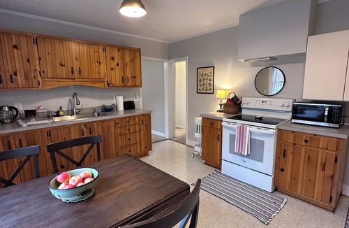 Toledo Cottage | Primrose Cottage - Bright, Cozy, Affordable Retreat Near Newport