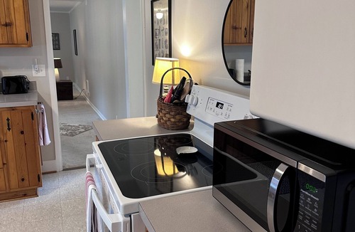 Toledo Cottage | Primrose Cottage - Bright, Cozy, Affordable Retreat Near Newport