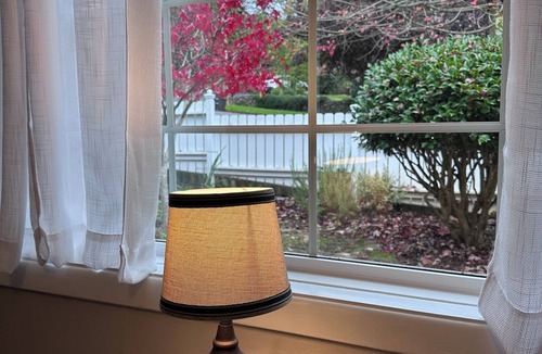 Toledo Cottage | Primrose Cottage - Bright, Cozy, Affordable Retreat Near Newport