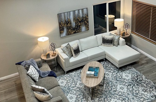 Mira Mesa House | Pristine 5 BR 3 Bath SD house, sleeps 16, < 20 Mts to beach!