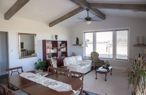 Acampo House | Pristine Farmhouse in the Heart of Lodi Wine Country