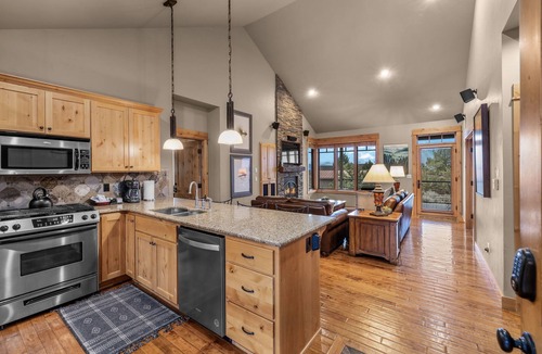 Powell Butte Cabin | Private 2-King Luxury Cabin at Brasada Ranch: pools, golf, hot tubs and more!