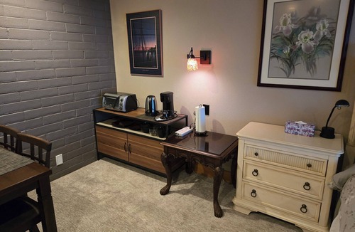 Ashland Apartment | Private and quiet luxury studio suite on three acres overlooking Ashland.