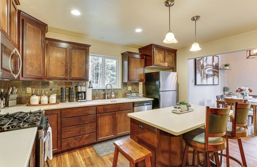 Lakehead Cabin | Private Cabin w/Forest Views & Grill in Lakehead!