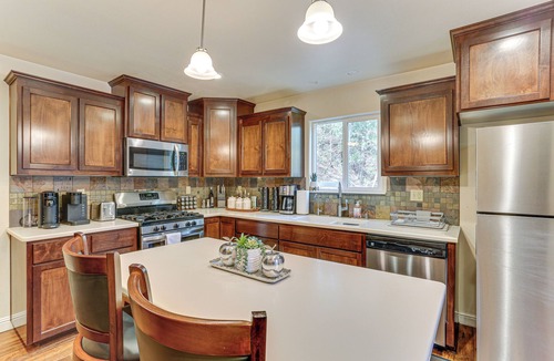 Lakehead Cabin | Private Cabin w/Forest Views & Grill in Lakehead!