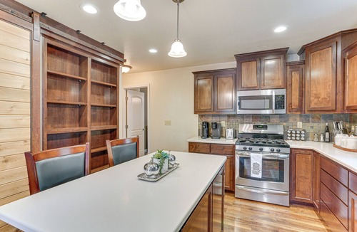 Lakehead Cabin | Private Cabin w/Forest Views & Grill in Lakehead!