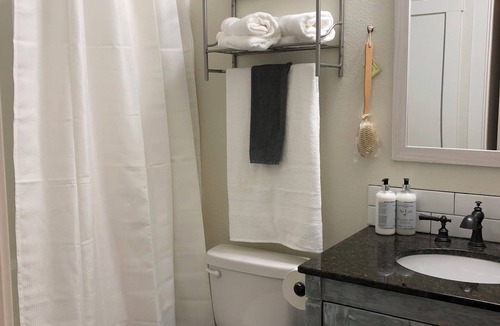 Hough House | Private & Comfortable Guesthouse close to Portland +AC!