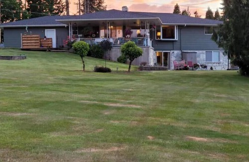 Boring House | Private country home, Mt. Hood view, hot tub, full kitchen, business class Wi-Fi