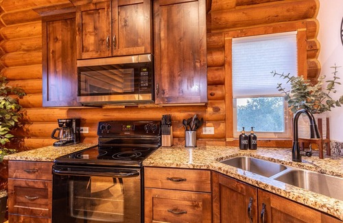 Alton Cabin | Private Cowboy Hot Tub with Alleged UFO Sightings