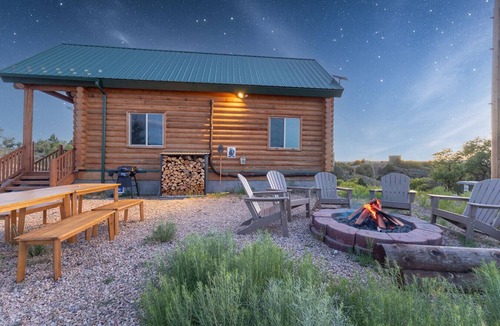 Alton Cabin | Private Cowboy Hot Tub with Alleged UFO Sightings