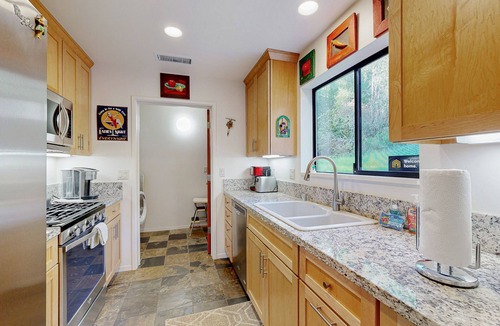 Freestone House | Private creekside oasis on 6 acres with furnished patio & bonus sleeping den