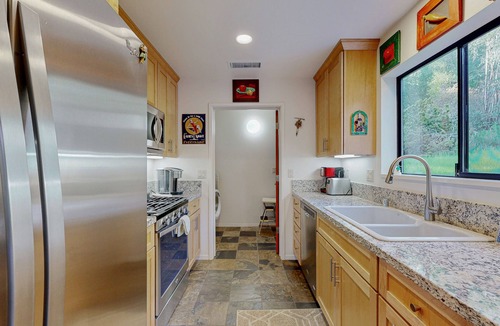 Freestone House | Private creekside oasis on 6 acres with furnished patio & bonus sleeping den