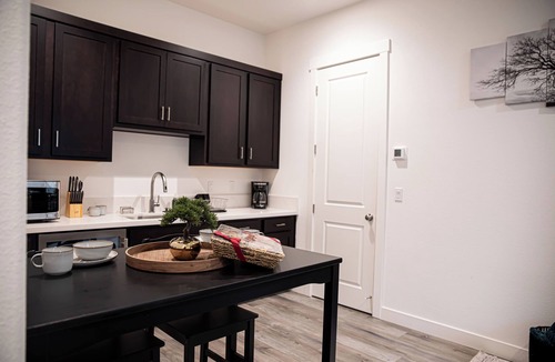 Stanislaus County Bed & Breakfast | Private En-suite. 2 mins from Emmanuel Hospital.