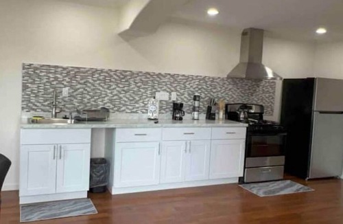Tracy House | Private Guesthouse Sleeps 10 - Jacuzzi, EV, Pool, 2 Bath