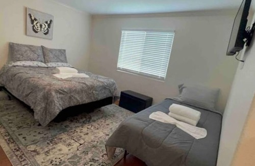 Tracy House | Private Guesthouse Sleeps 10 - Jacuzzi, EV, Pool, 2 Bath