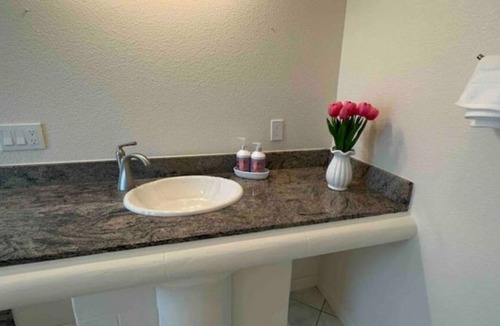 Tracy House | Private Guesthouse Sleeps 10 - Jacuzzi, EV, Pool, 2 Bath