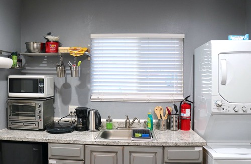 Bakersfield House | Private Guesthouse with Patio, Minutes to Downtown