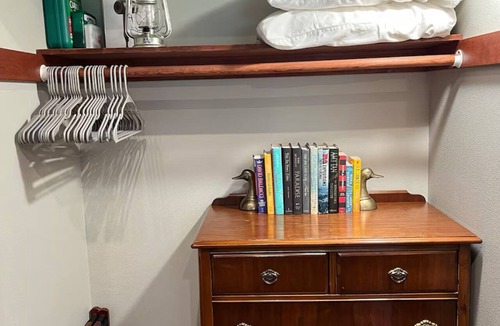 West Salem Apartment | Private Guesthouse with parking in front Queen bed close to wine tasting