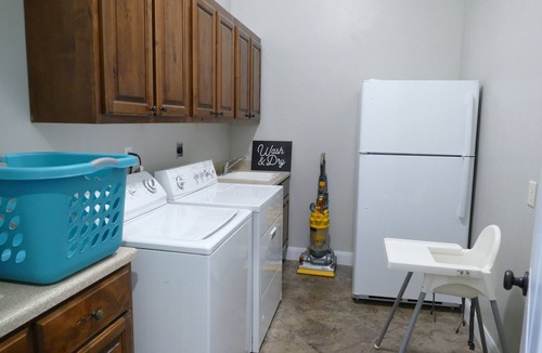 La Verkin House | Private Home & Fenced POOL 32'x16', sleeps 15, Jacuzzi, TV/Game rm, Play-Set