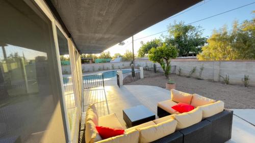 Dietz House | Private Home - Heated Pool, Billiards, Darts, Foosball, Fireplace, 5 Smart TVs, BBQ, Cotton Bedding - The Saguaro Sanctuary, Pool Heat Optional