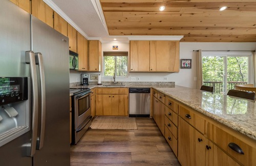 Arnold Cabin | PRIVATE HOT TUB + ACCESS TO BLS RECREATION CENTER