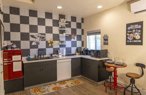 Ahwahnee Apartment | Private Hot Tub - BBQ - Sleeps 2 - Crazy Cow