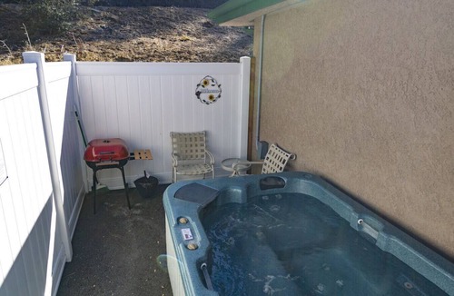 Ahwahnee Apartment | Private Hot Tub - BBQ - Sleeps 2 - Crazy Cow